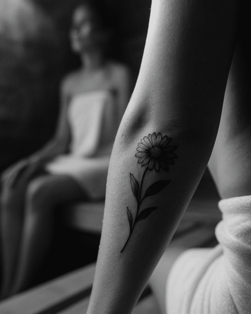 Zwart-wit foto van een persoon in de sauna met een vers gezette tattoo op de bovenarm, zichtbaar door de stoom.
