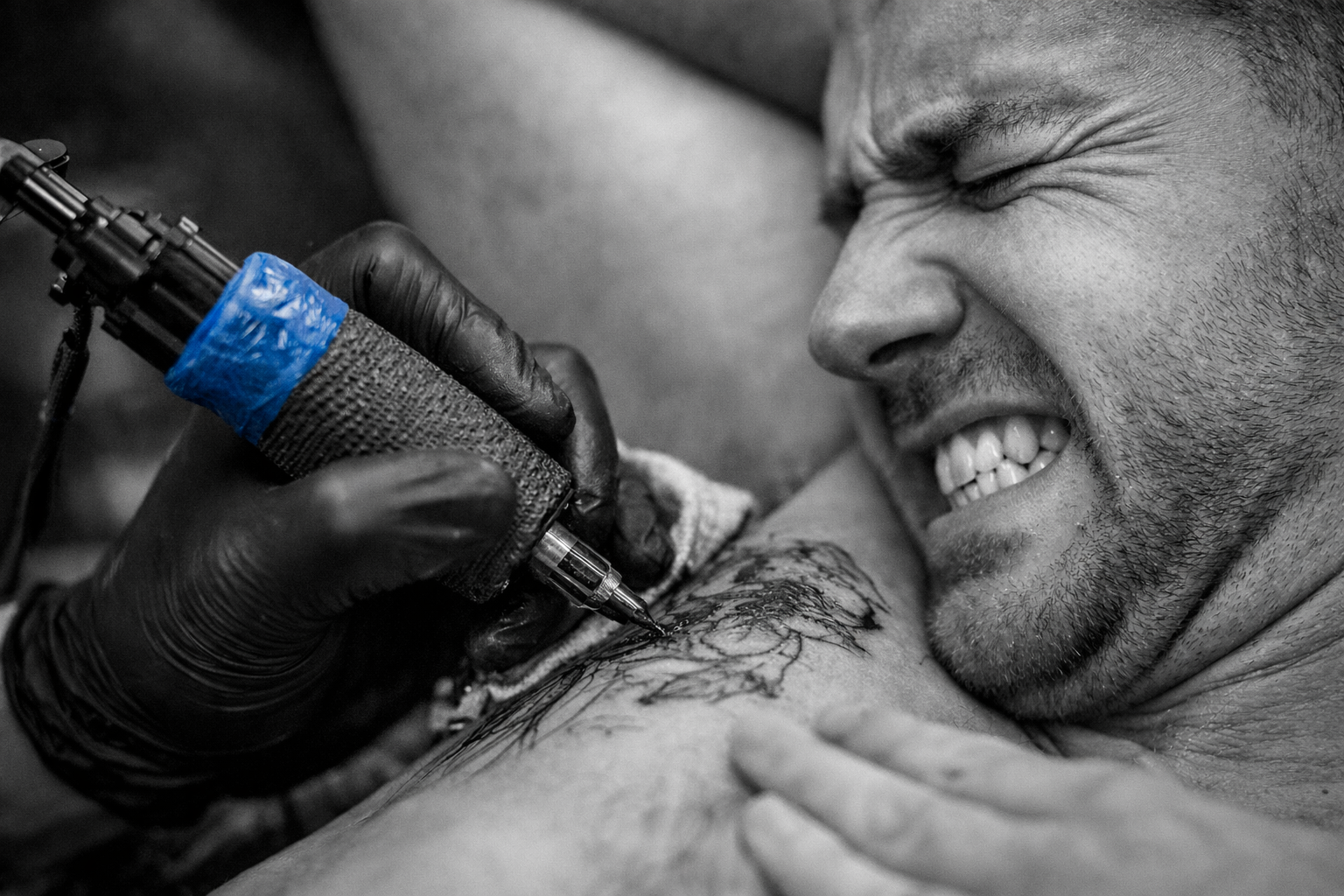 Man met veel pijn tijdens het tatoeëren