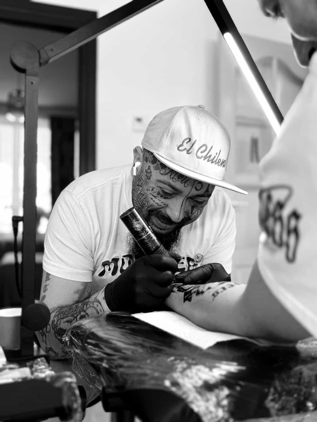 Roberto in een zwart wit foto aan het tatoeëren 